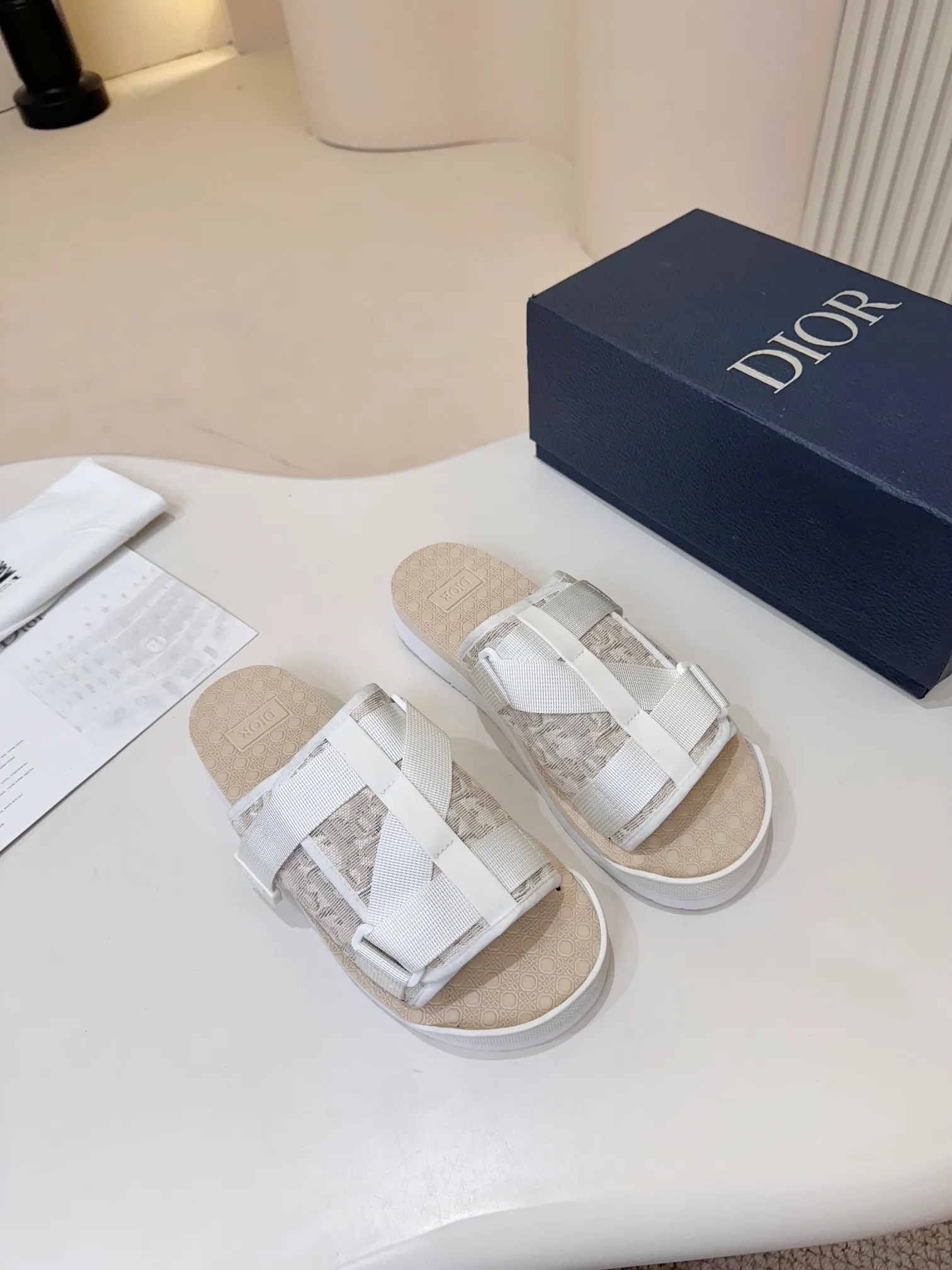 [Dior] P: 300💰 -Size: 38-46 Dior Dior D’s classic men’s slippers, high-end boutique, original material, pure cotton printed canvas upper, fine workmanship, super soft sole, casual, loose and comfortable, a must-have in summer!